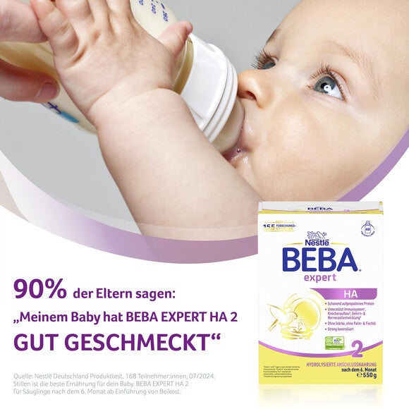 Foto eines Säuglings trinkt aus Flasche; rechts Verpackung BEBA HA 2