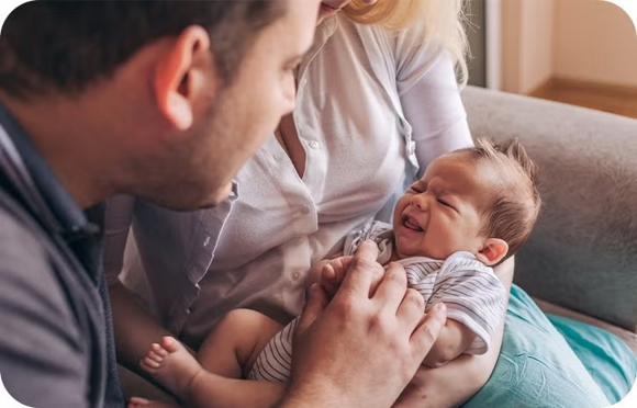 Eltern halten weinendes Baby | Babyservice Eltern halten weinendes Baby | Babyservice