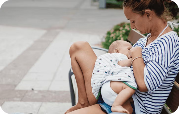 Mutter beim Stillen auf einer Sitzbank | Babyservice 