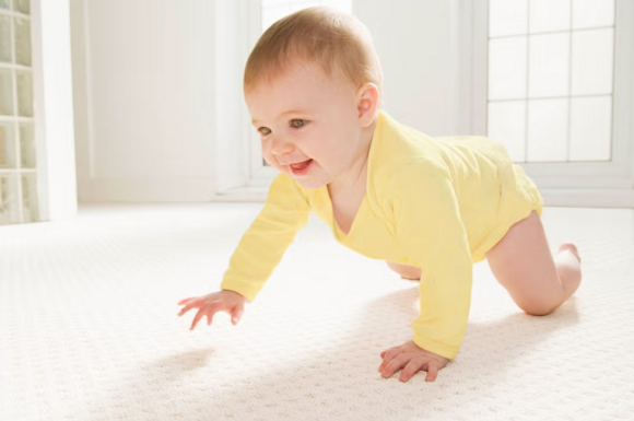 Kind body gelb krabbeln Kind body gelb krabbeln