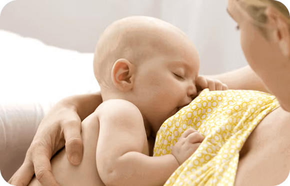 Baby wird gestillt