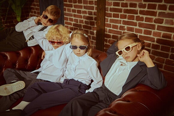 Vier Kinder in Retro-Kleidung symbolisieren das Comeback von Retro-Vornamen. 