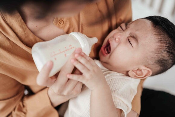 Baby schreit Mama an Baby schreit Mama an