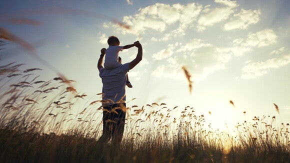 Kind auf Schultern von Papa im Feld.jpeg Kind auf Schultern von Papa im Feld.jpeg