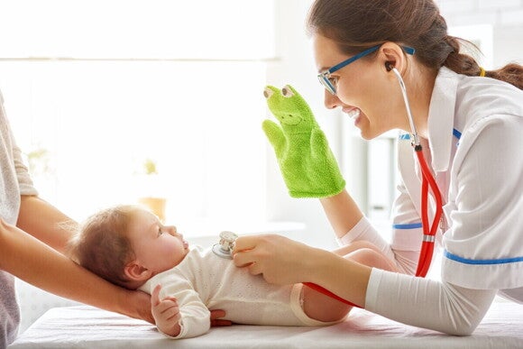 Kinderärztin untersucht ein Baby Kinderärztin untersucht ein Baby