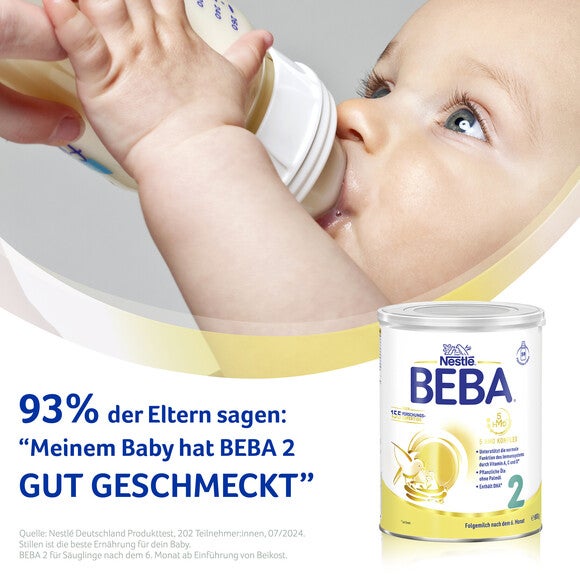 baby trinkt von einer Flasche neben BEBA 2 formula Dose