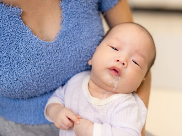 Baby liegt auf Arm Baby liegt auf Arm