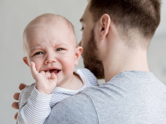 Baby schaut unglücklich Baby schaut unglücklich