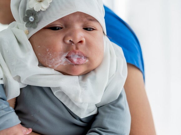 Baby spuckt Milch Baby spuckt Milch