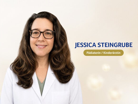 Porträtfoto von Jessica Steingrube, lächelnde Kinderärztin mit Brille und weißem Kittel.