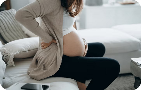 Schwangere Frau sitzend | Babyservice Schwangere Frau sitzend | Babyservice