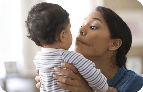 Mama und ihr Baby ziehen Grimassen Mama und ihr Baby ziehen Grimassen