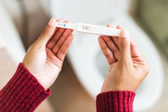 Frau hält negativen Schwangerschaftstest in den Händen Frau hält negativen Schwangerschaftstest in den Händen