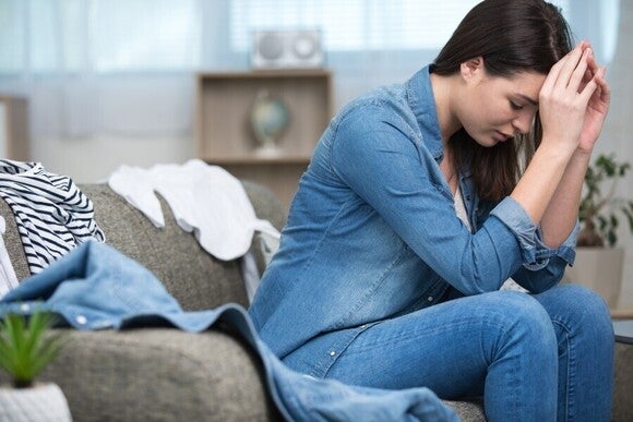 Frische Mutter im Baby-Blues