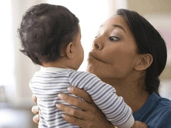 Der Klang und das Gefühl eines Babynamens im Alltag, dargestellt durch einen liebevollen Moment zwischen Mutter und Kind.
