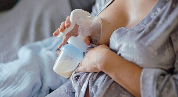 Mutter pumpt Milch von ihrer Brust für ihr Baby ab.