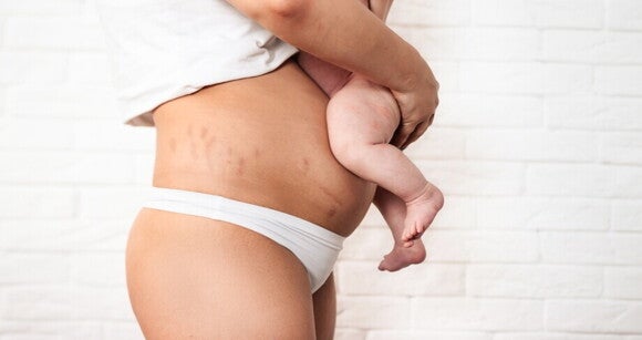 Mutter mit Baby nach Geburt Mutter mit Baby nach Geburt