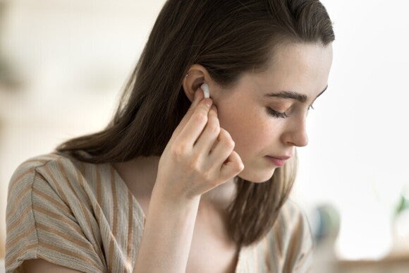 Mutter mit Noise-Cancelling-Kopfhörern