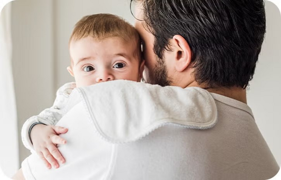 Papa hält Baby | Babyservice Papa hält Baby | Babyservice