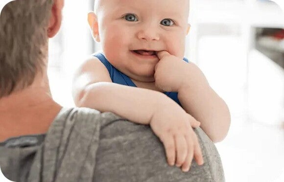 Ein Mann umarmt ein Baby, das friedlich in seinen Armen schläft Ein Mann umarmt ein Baby, das friedlich in seinen Armen schläft