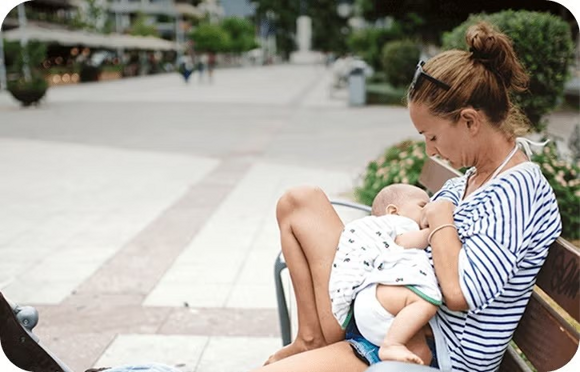 Frau stillt Baby in der Öffentlichkeit | Babyservice