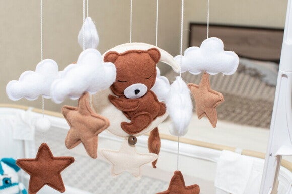 Babybett mit Babymobile