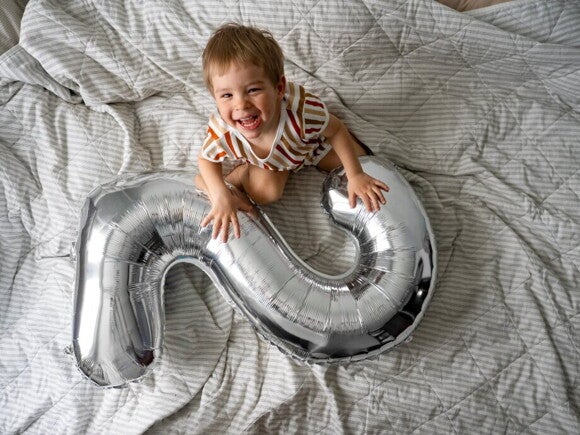 2 Jahre alter Junge feiert seinen zweiten Geburtstag