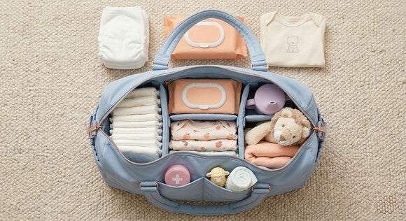 Reisetasche mit dem Inhalt für ein kleines Baby.
