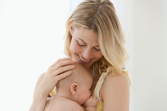 Baby zufüttern-Baby kuschelt mit Mutter Baby zufüttern-Baby kuschelt mit Mutter