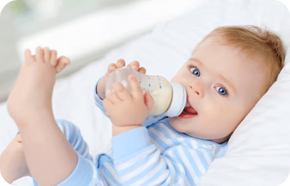 Baby trinkt Milch aus Flasche | Babyservice 