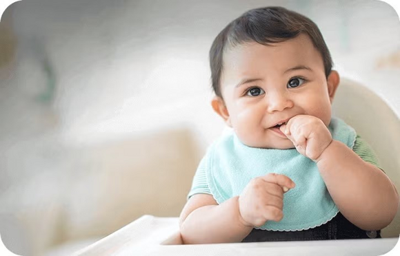 Baby hat Hunger im Hochstuhl |Babyservice Baby hat Hunger im Hochstuhl |Babyservice