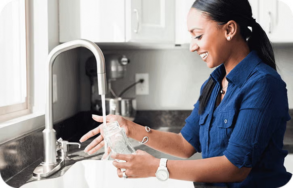 Mutter reinigt Babyflasche mit Wasser Mutter reinigt Babyflasche mit Wasser