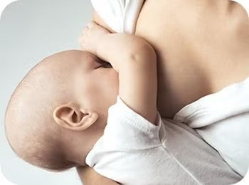 Baby wird von Mutter gestillt Baby wird von Mutter gestillt